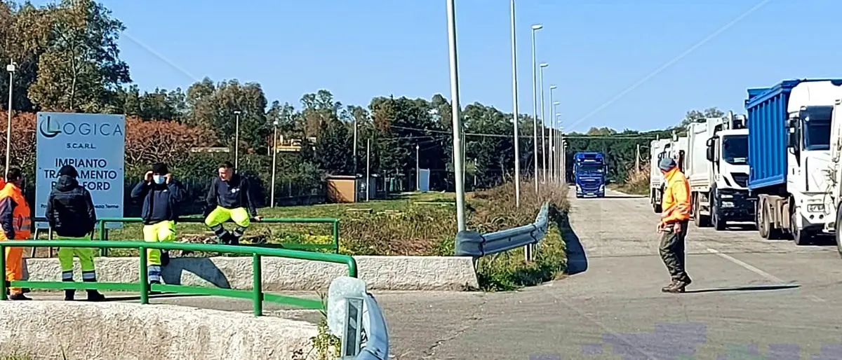 Rifiuti, riprendono i conferimenti all’impianto di Lamezia: i Comuni si impegnano a pagare i debiti