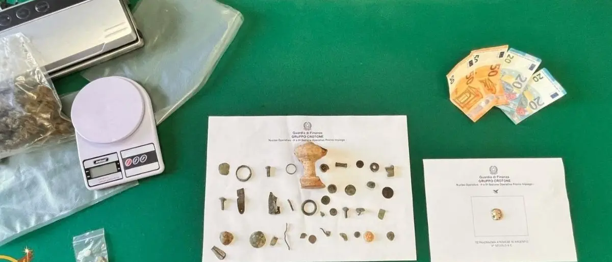 Reperti archeologici, soldi fasi e droga: la finanza arresta due fratelli nel Crotonese