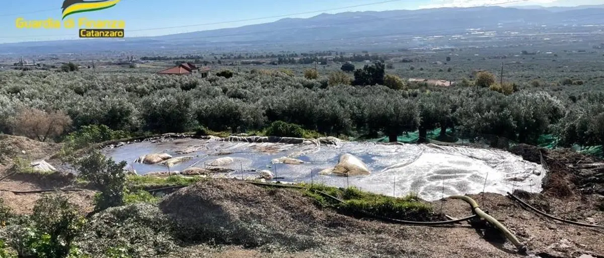 Reflui nei terreni agricoli, sequestrato uno stabilimento di produzione e vendita di olio