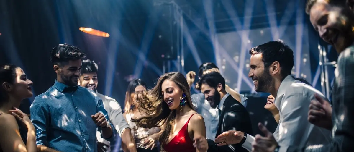 Ballavano in 200 senza mascherine e distanziamento, sequestrata discoteca abusiva a Reggio