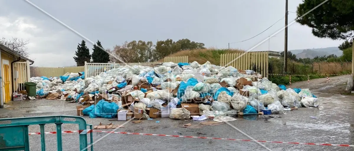 Ospedale Locri, il Comune transenna l’area dove sono ammassati i rifiuti: presto l’intervento di pulizia