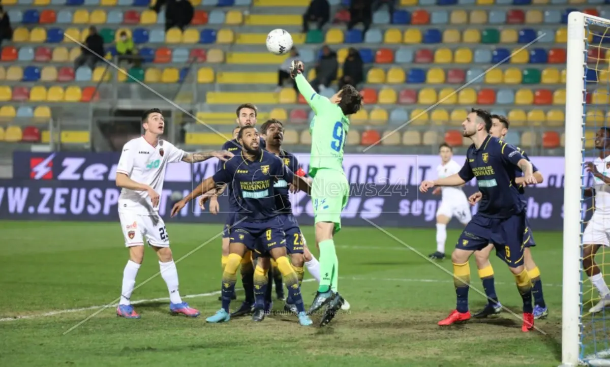 Serie B, il Cosenza sbaglia nel finale e il Frosinone segna il rigore della vittoria