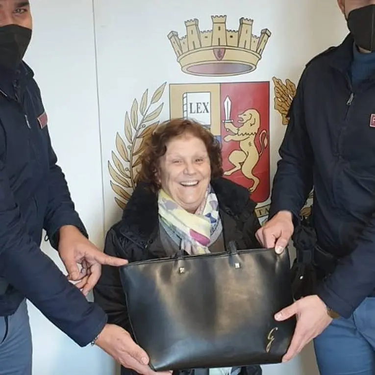 Anziana scippata della borsa con la pensione appena ritirata, la polizia la ritrova e denuncia l'autore