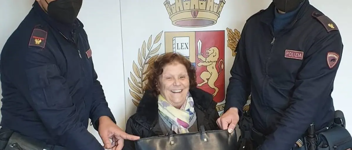 Anziana scippata della borsa con la pensione appena ritirata, la polizia la ritrova e denuncia l'autore