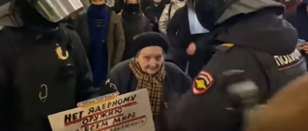 Ottantenne sopravvissuta all’assedio di Leningrado arrestata in Russia perchè manifestava contro Putin