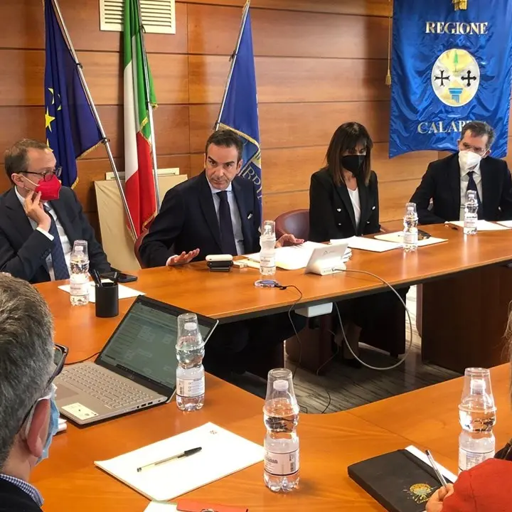 La Calabria si è persa per strada un miliardo di euro in 20 anni, Occhiuto mobilita gli uffici: «Cercate i soldi»