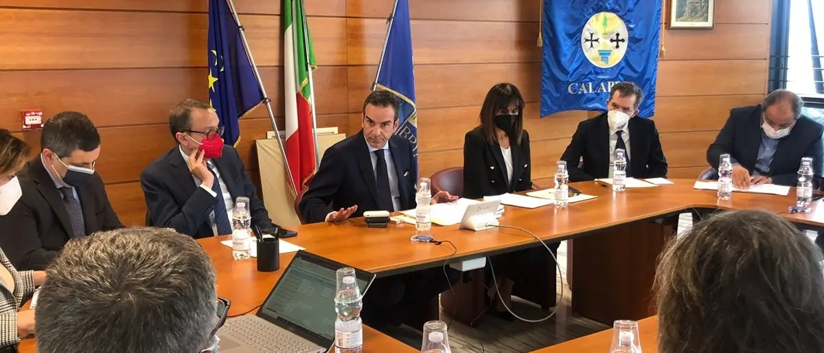 La Calabria si è persa per strada un miliardo di euro in 20 anni, Occhiuto mobilita gli uffici: «Cercate i soldi»