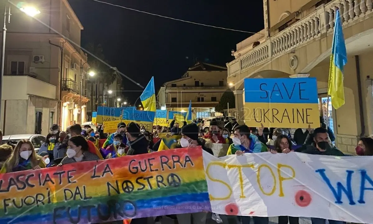 Roccella, centinaia di giovani scendono in piazza per manifestare contro la guerra in Ucraina