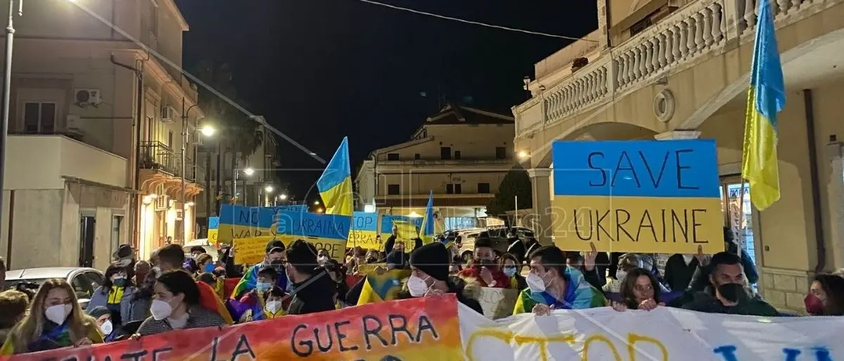 Roccella, centinaia di giovani scendono in piazza per manifestare contro la guerra in Ucraina