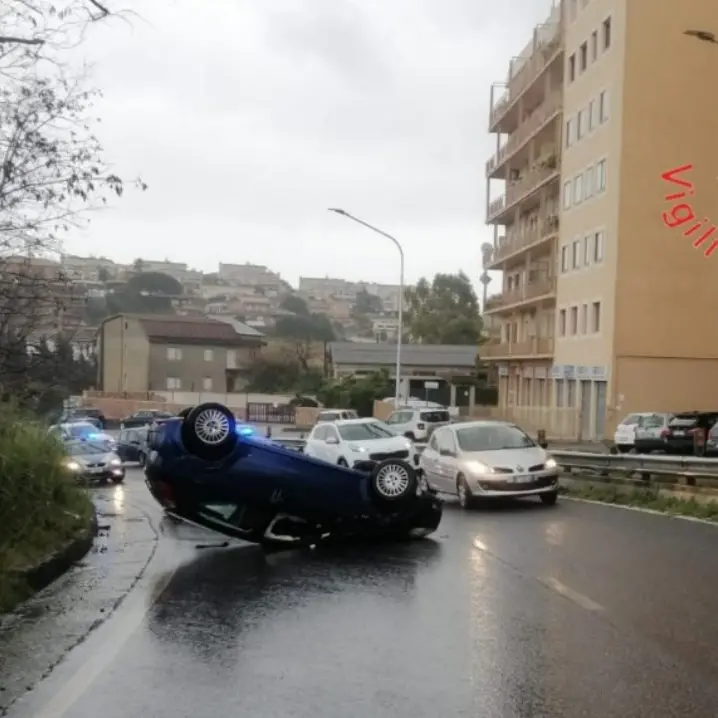 Incidente a Catanzaro, auto perde il controllo e si ribalta: feriti mamma e figlio