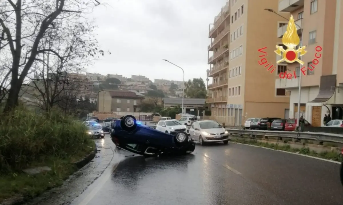 Incidente a Catanzaro, auto perde il controllo e si ribalta: feriti mamma e figlio