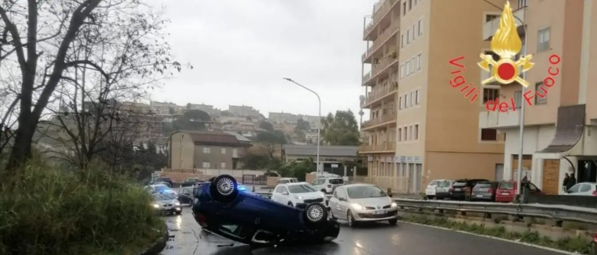 Incidente a Catanzaro, auto perde il controllo e si ribalta: feriti mamma e figlio