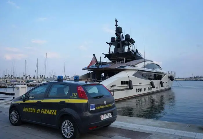 Dai mega yacht alla villa da 17 mln di euro, l’Italia “congela” i beni agli oligarchi russi