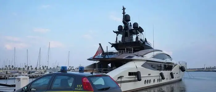 Dai mega yacht alla villa da 17 mln di euro, l’Italia “congela” i beni agli oligarchi russi