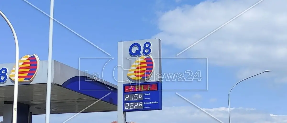 «Gasolio a 2,60 euro e benzina a 2,50 entro sabato, il Governo tagli le accise ora»: l’allarme di Assopetroli Calabria