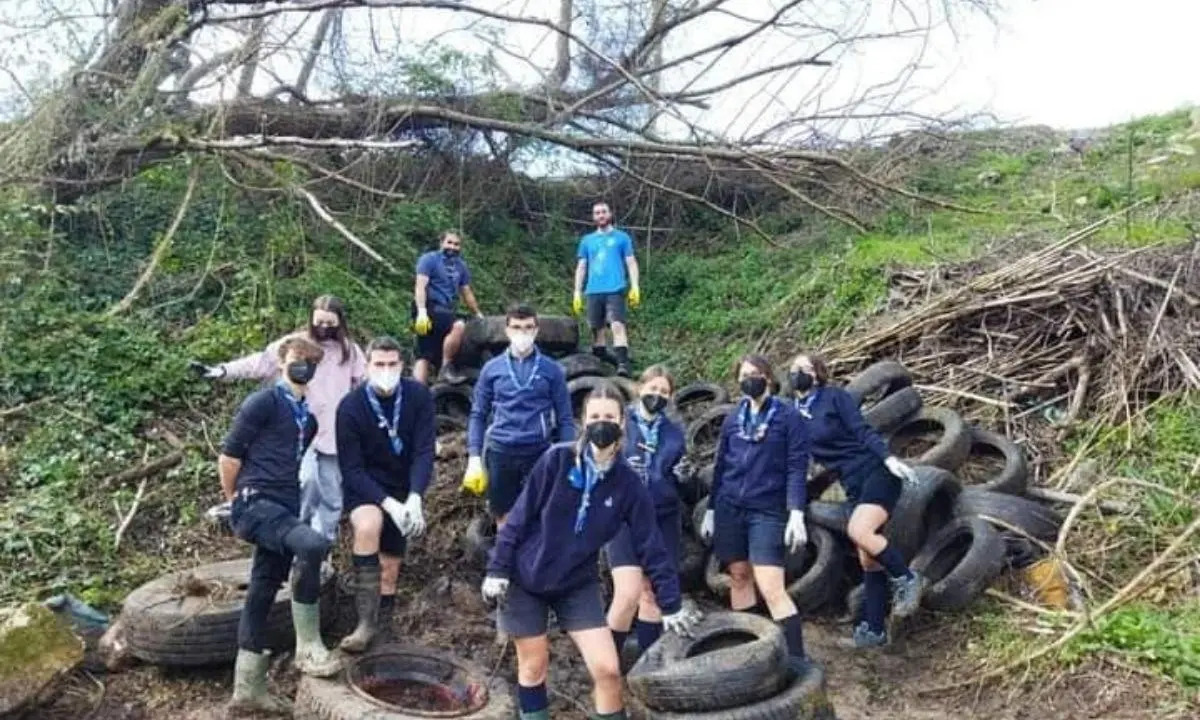 Recuperati 1000 pneumatici sul letto del fiume Busento nel Cosentino: l’iniziativa di Legambiente