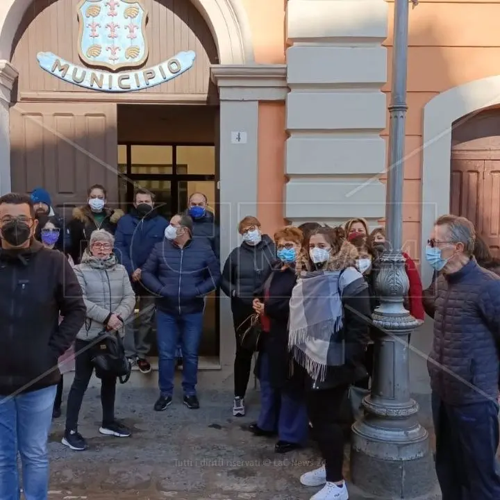 Corigliano Rossano, da tre mesi senza stipendio: protestano i lavoratori della mensa scolastica