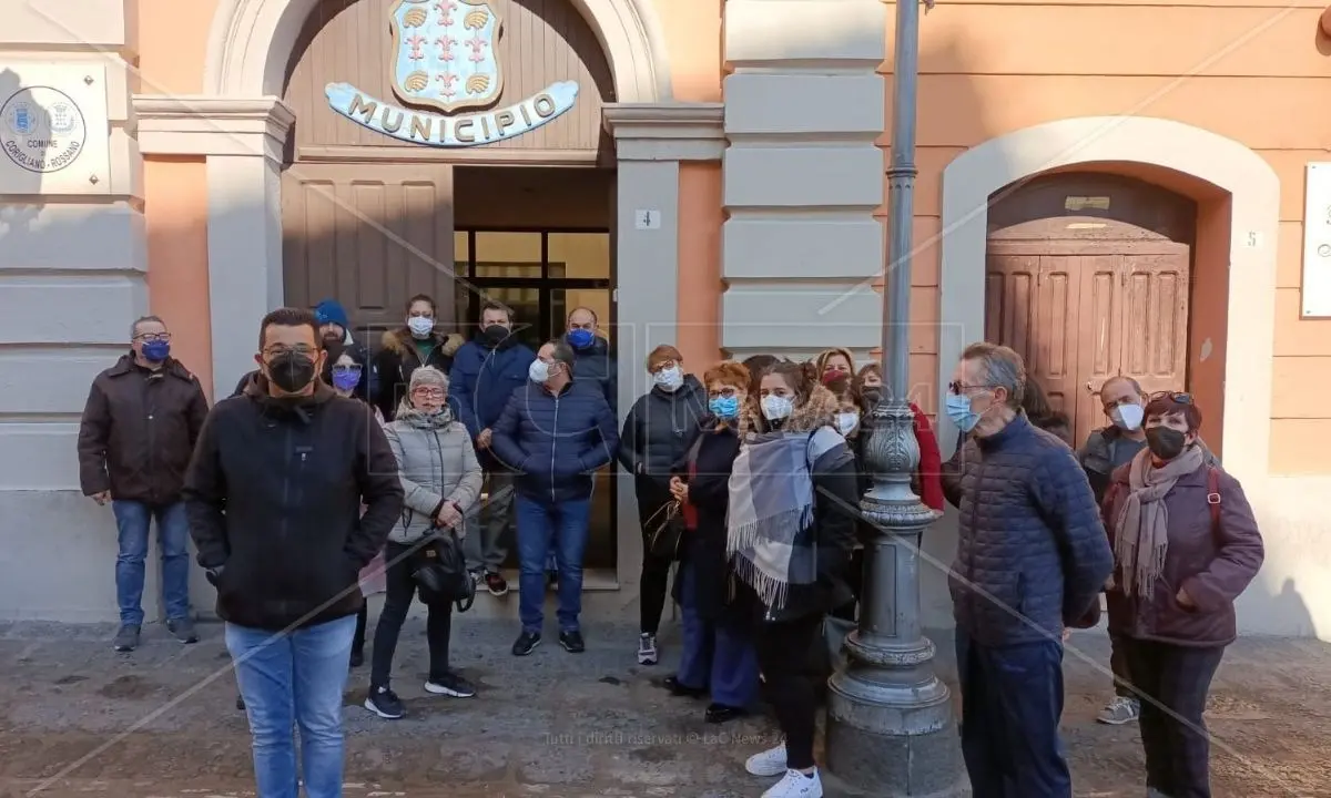 Corigliano Rossano, da tre mesi senza stipendio: protestano i lavoratori della mensa scolastica