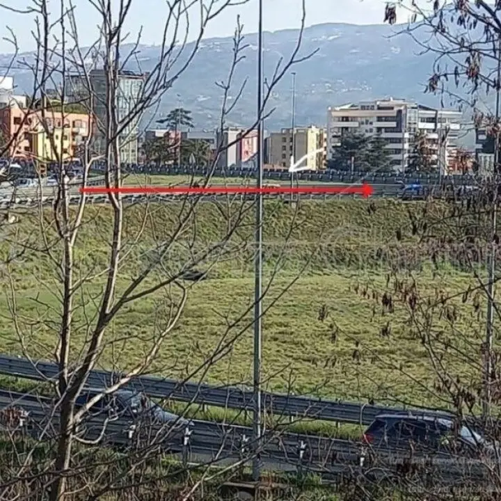 Incidente a Rende, auto contromano sulla rampa dell’A2 sbatte contro il guardrail: ferito il conducente