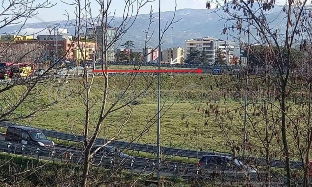 Incidente a Rende, auto contromano sulla rampa dell’A2 sbatte contro il guardrail: ferito il conducente