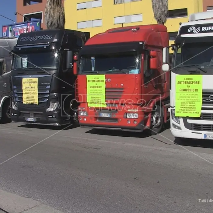 Guerra in Ucraina e caro carburanti, autotrasportatori calabresi al collasso: «Raccogliere il loro grido d’aiuto»