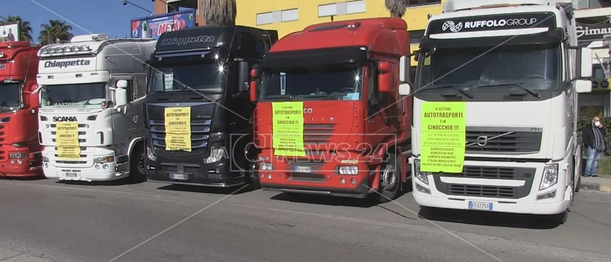 Guerra in Ucraina e caro carburanti, autotrasportatori calabresi al collasso: «Raccogliere il loro grido d’aiuto»