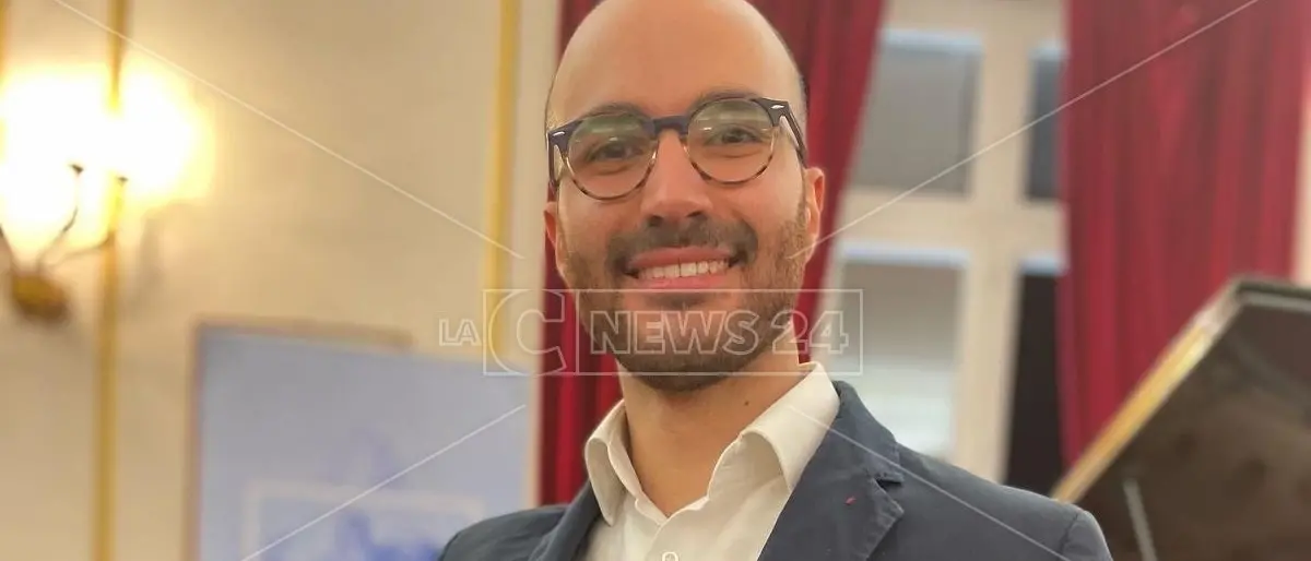 Giovane pianista calabrese incanta al Rendano: Salemme astro nascente della musica tra innovazione e ironia
