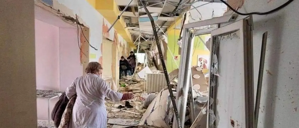 Raid russo distrugge l’ospedale pediatrico a Mariupol. Zelensky: «Bambini sotto le macerie» -LIVE