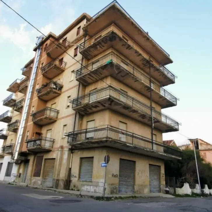 Edificio sporco e pericolante affittato a migranti irregolari: a Schiavonea denunce e sequestri