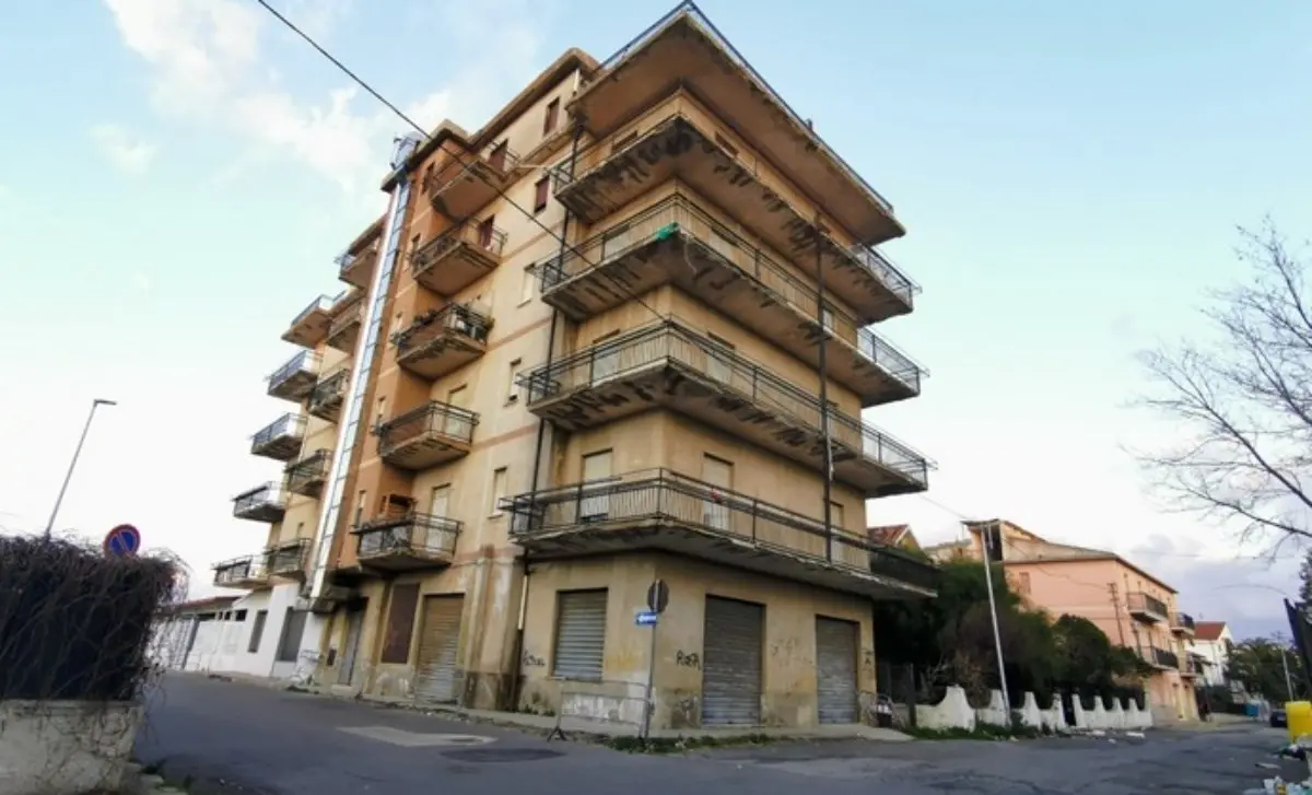 Edificio sporco e pericolante affittato a migranti irregolari: a Schiavonea denunce e sequestri