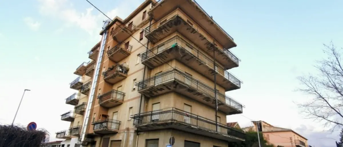 Edificio sporco e pericolante affittato a migranti irregolari: a Schiavonea denunce e sequestri