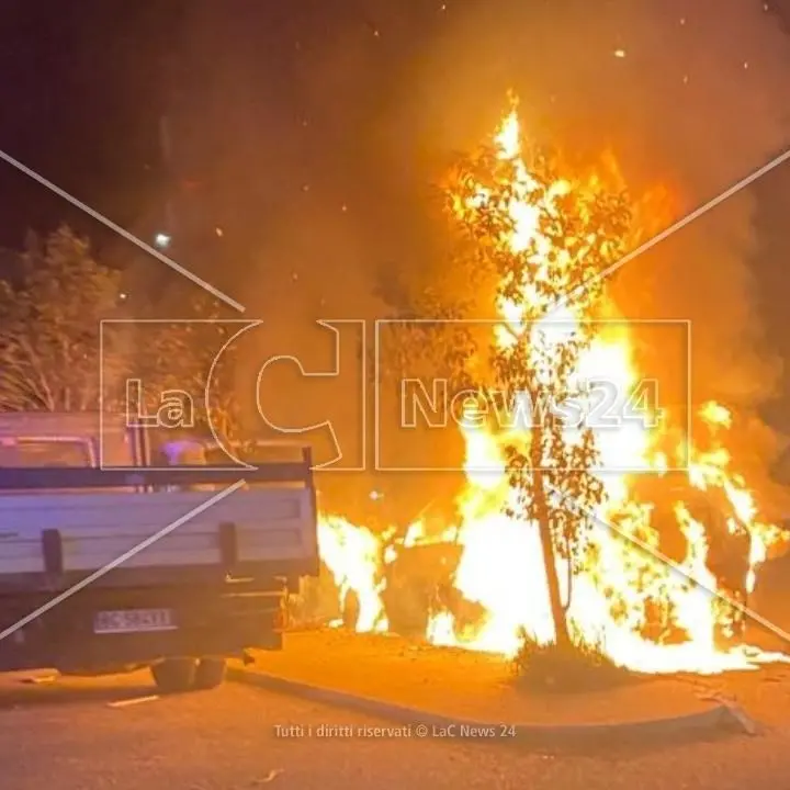 Altre due auto in fiamme nella notte a Corigliano Rossano, indagini in corso