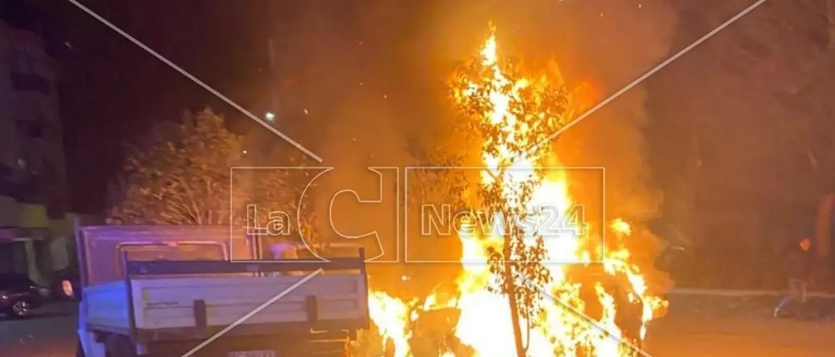 Altre due auto in fiamme nella notte a Corigliano Rossano, indagini in corso