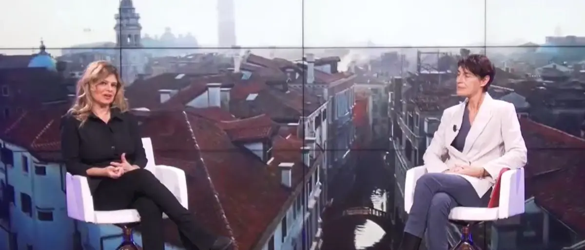 Vis-à-vis con Debora Caprioglio, dalla consacrazione con Tinto Brass all’amore per il teatro