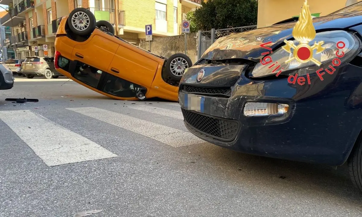 Incidente a Lamezia Terme, due feriti nello scontro fra tre auto