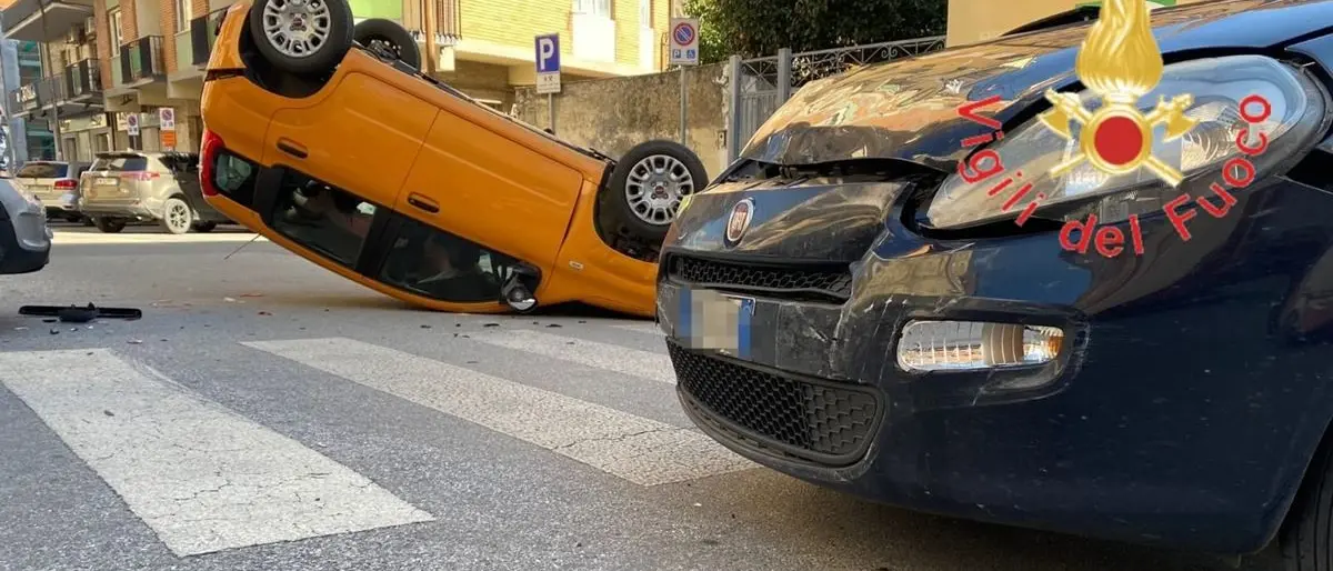 Incidente a Lamezia Terme, due feriti nello scontro fra tre auto