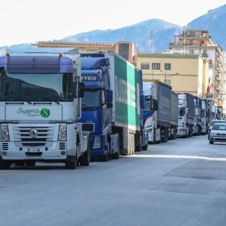 Caro carburanti, il sindacato: «Da lunedì blocco dell’autotrasporto»