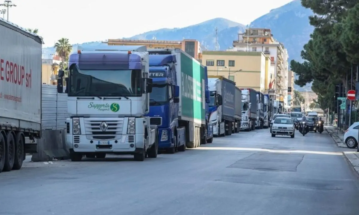 Caro carburanti, il sindacato: «Da lunedì blocco dell’autotrasporto»