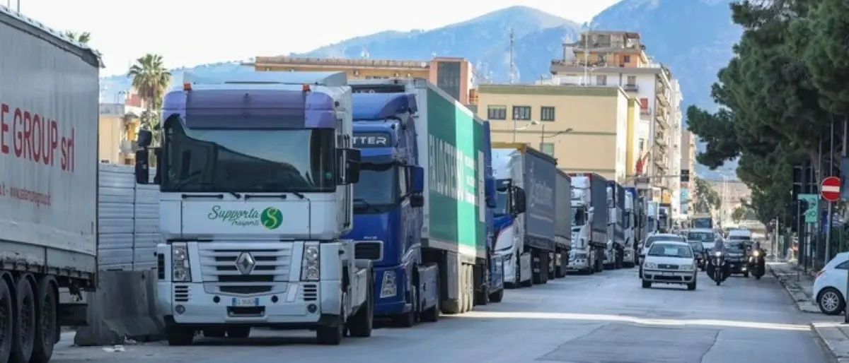 Caro carburanti, il sindacato: «Da lunedì blocco dell’autotrasporto»