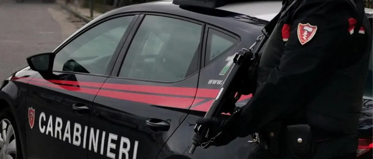 Costringono la figlia 14enne ad avere rapporti sessuali con un amico di famiglia in cambio di cibo e soldi: 3 arresti