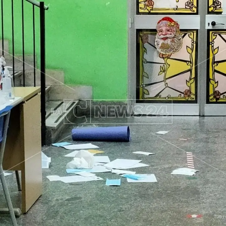 Raid vandalici in due scuole a Catanzaro, 6 ragazzi individuati e denunciati