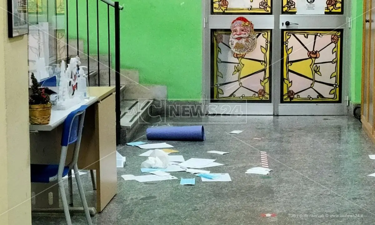 Raid vandalici in due scuole a Catanzaro, 6 ragazzi individuati e denunciati