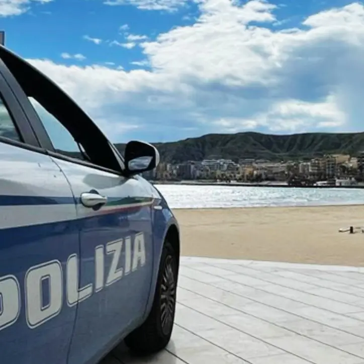 Crotone, durante controlli aggredisce e prende a pugni un poliziotto: arrestato