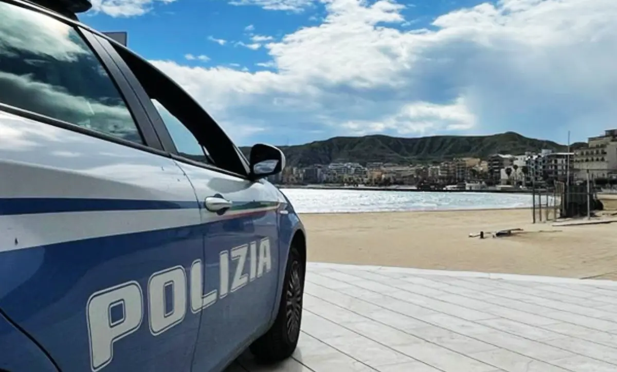 Crotone, durante controlli aggredisce e prende a pugni un poliziotto: arrestato