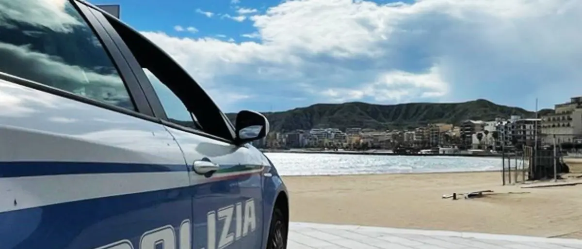 Crotone, durante controlli aggredisce e prende a pugni un poliziotto: arrestato