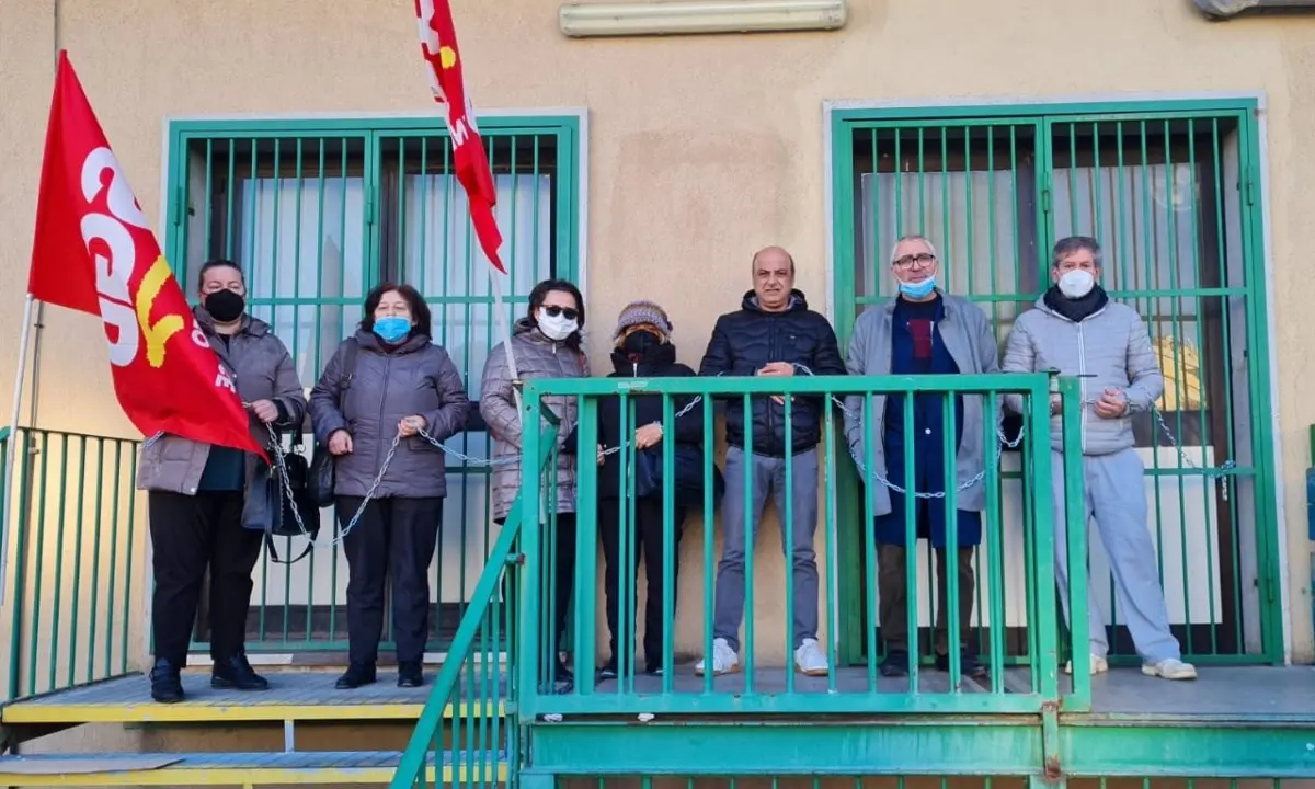 Ospedale Rossano, dopo lo sciopero degli addetti alla mensa l’Asp sospende il servizio. Denunciati i manifestanti