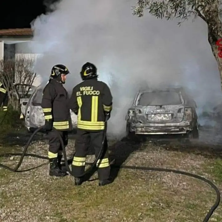 Incendio nella notte nel Crotonese, due auto in fiamme all’interno di un cortile
