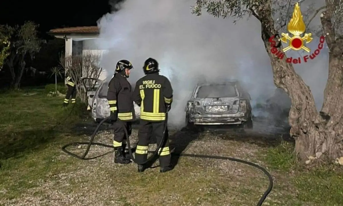 Incendio nella notte nel Crotonese, due auto in fiamme all’interno di un cortile