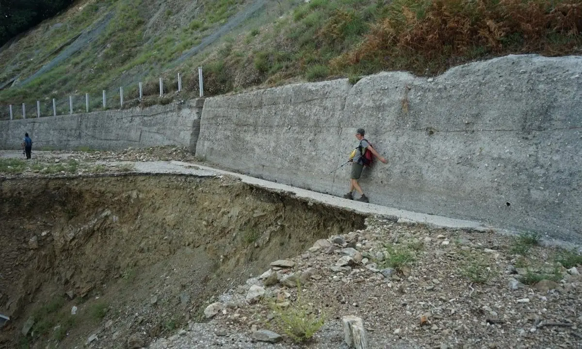 Platì, 8 anni per la rimozione di una frana: i cittadini stanchi fanno da soli e liberano la strada