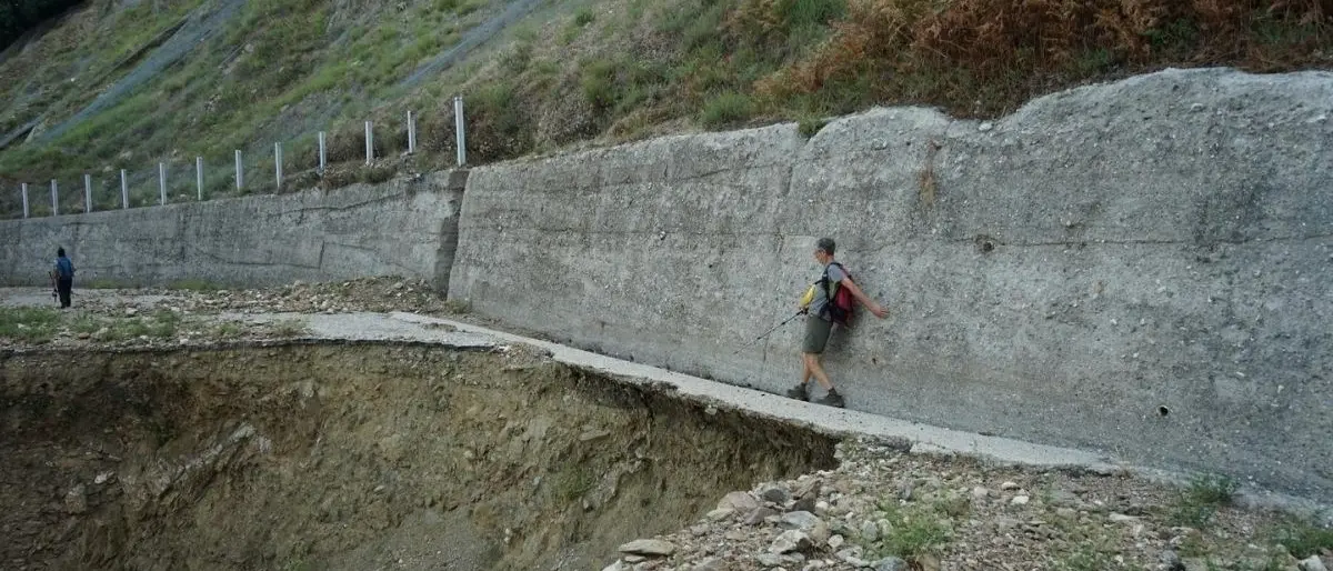 Platì, 8 anni per la rimozione di una frana: i cittadini stanchi fanno da soli e liberano la strada